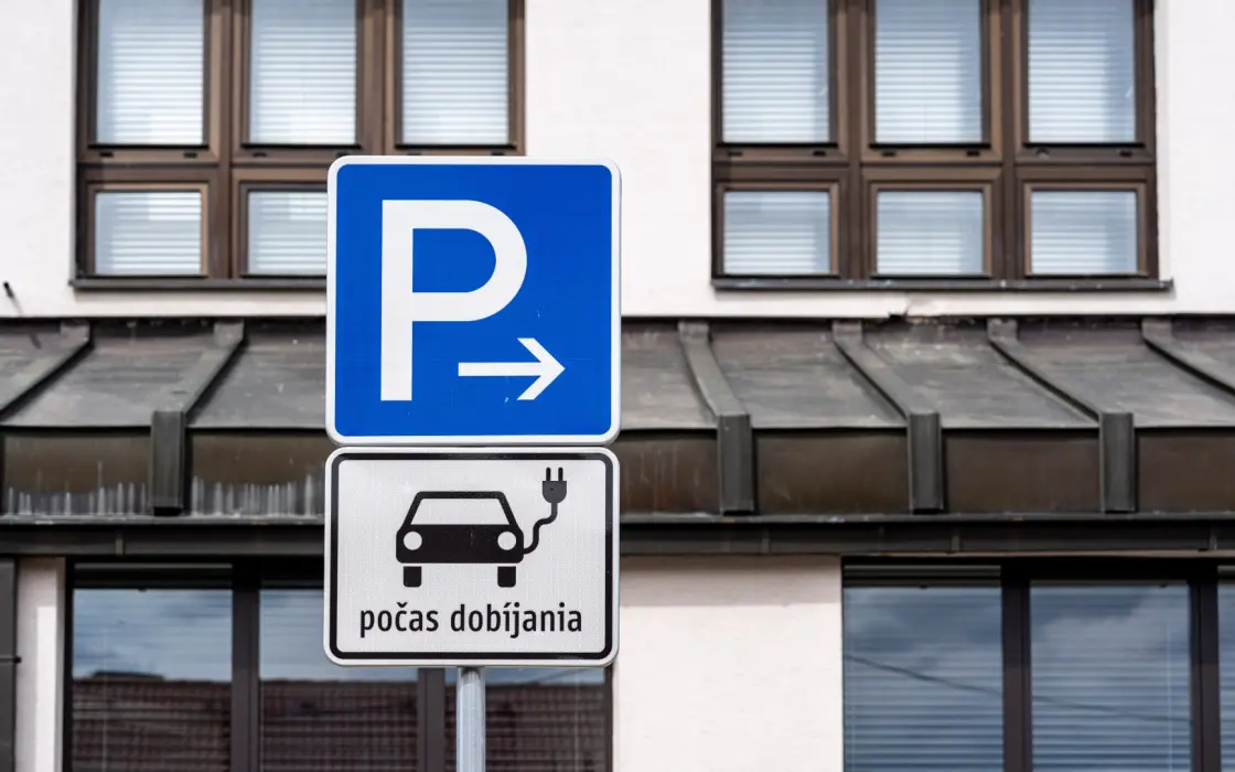 Pezinek jde zelenou cestou: nová síť nabíjecích stanic je již v provozu