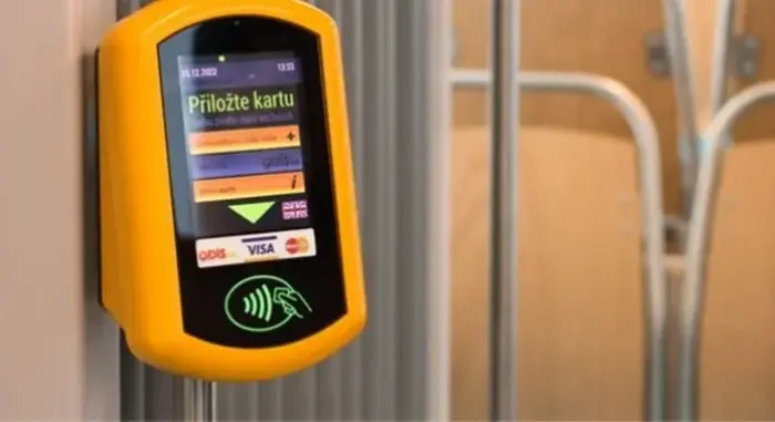100 milionů pípnutí! Cestující v ostravské MHD platí už 10 let bankovními kartami