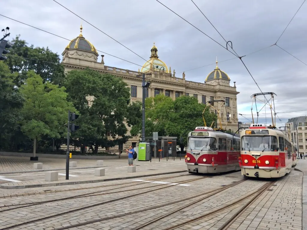 Pražská strojírna dodala klíčovou kolejovou křižovatku u Muzea. Tramvaje se vrátily o půl roku dříve