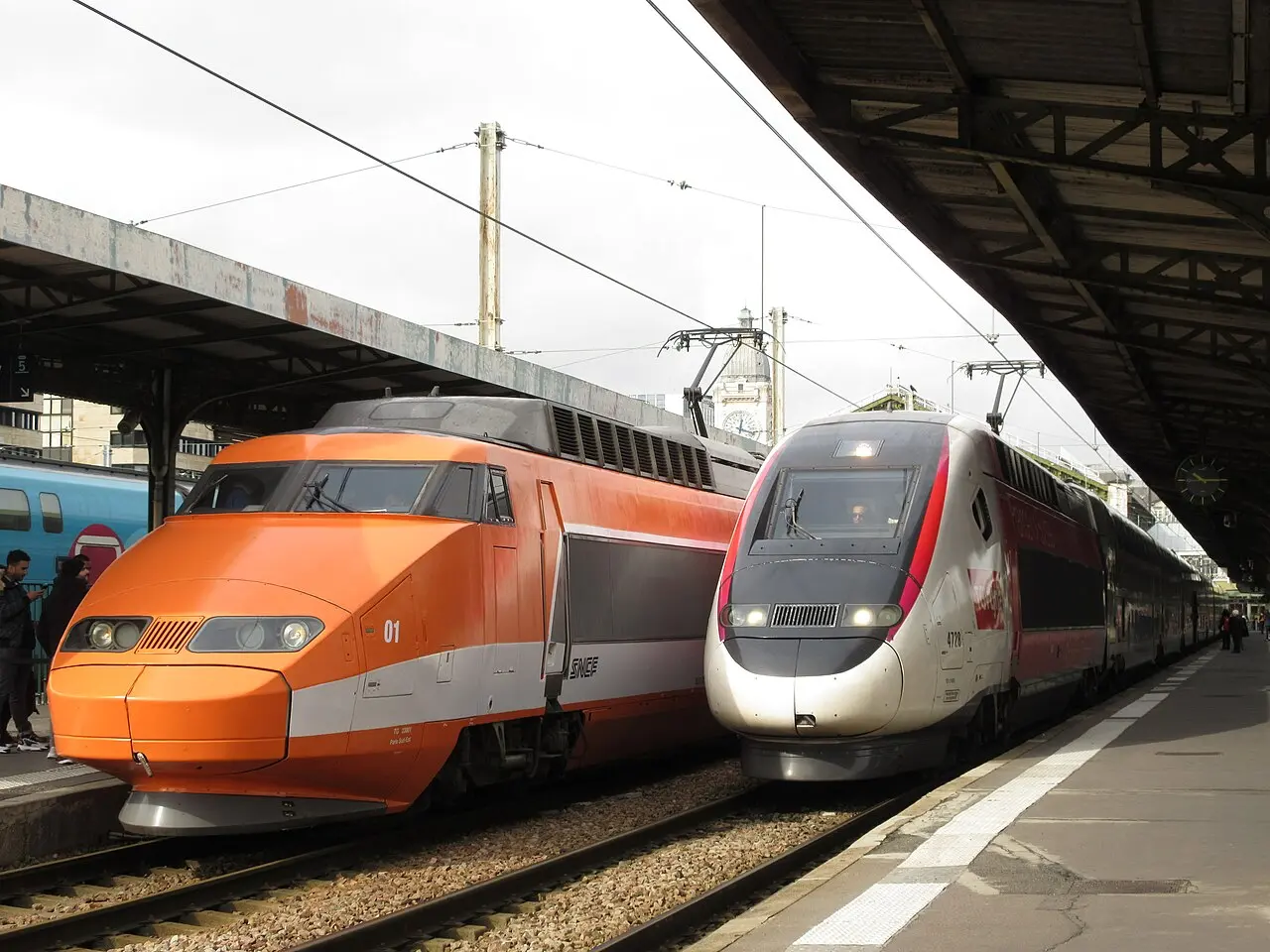 TGV Sud-Est (vlevo), první vlak používaný ve službě, a TGV 2N2 (vpravo), nejnovější varianta ve stanici Gare de Lyon, 2019. Foto S23725 / wikipedie