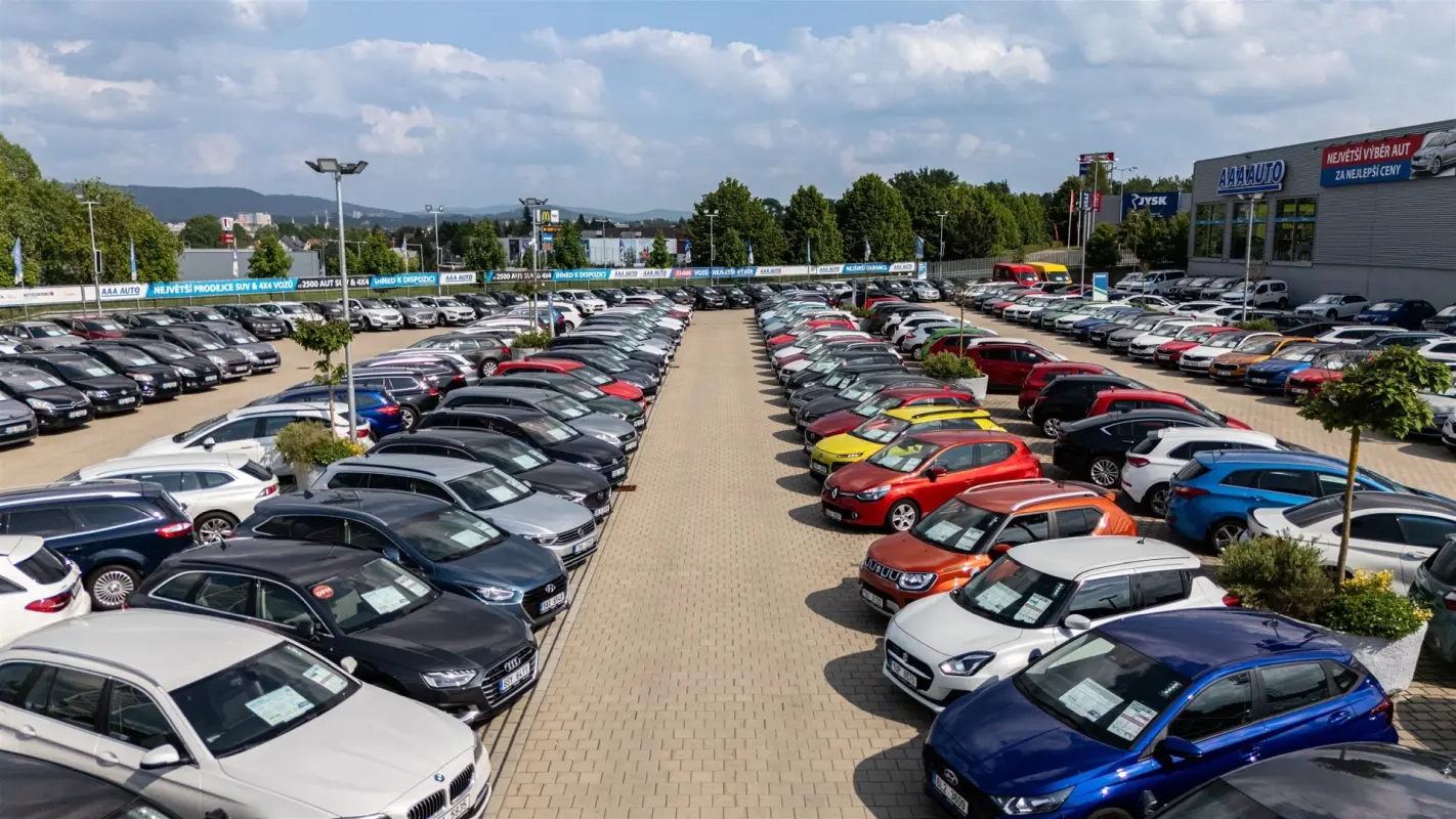 Ceny ojetých aut v září klesly na letošní minimum, prodeje rostou