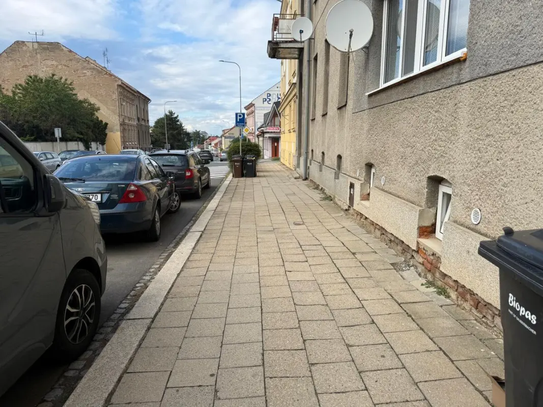 Kroměřížská radnice začala s opravou chodníku na Kojetínské ulici