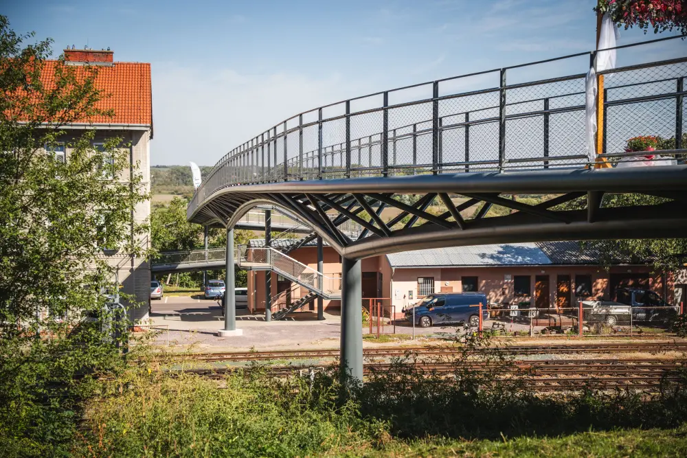 Moderní a bezbariérová: Šanov otevřel novou ocelovou lávku přes železniční trať za 45,5 milionu korun