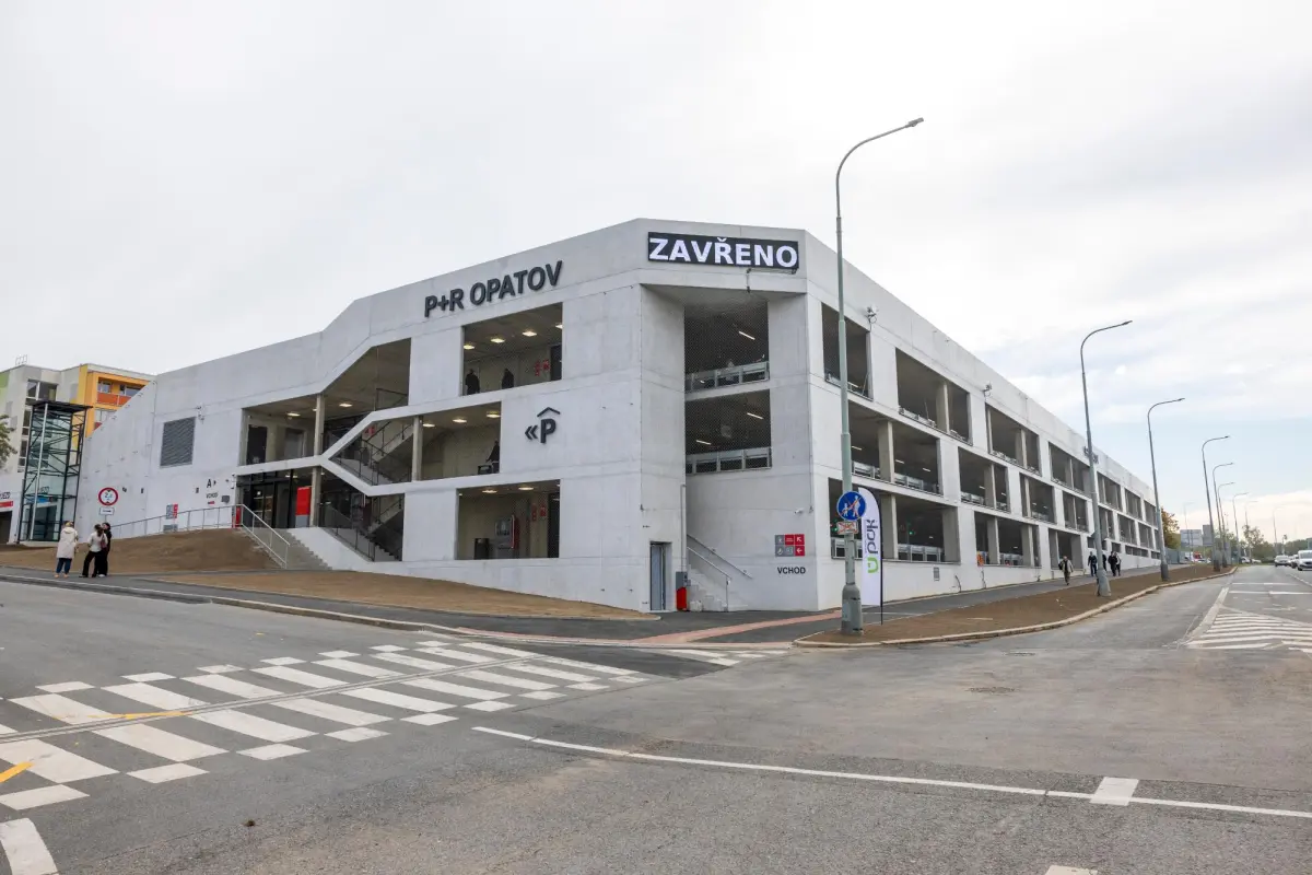 P+R Opatov je otevřeno. Nabízí 495 parkovacích míst, stovku z nich pro místní